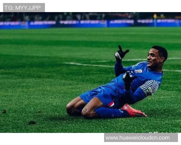 足球球星受伤流血瞬间引发场上紧张气氛比赛暂停医护人员紧急处理