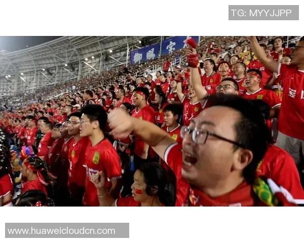 足球球星暖心抱球迷瞬间展现亲民形象，感动瞬间引发粉丝热议